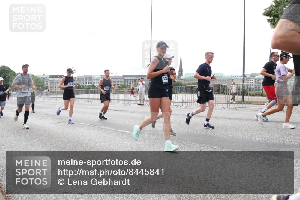 29.06.2025 - hella hamburg halbmarathon Lena Gebhardt http://msf.ph/oto/8445841 29.06.2025 10:30:01 Lombardsbrücke 3613, 302, 5322, 125, 1063, 1097, 1547, 1694, 2302, 2699, 3443, 3524, 3573, 3613, 4395, 4580, 5063, 5322, 5350, 6598, 6616, 6626, 7517, 7832, 8388, 8792, 8941, 9095, 9937, 10162, 10996, 11269, 11376, 11444, 11634, 12216, 12227, 12305, 12349, 12504, 12537, 12710, 13031, 13418, 13810, 14304, 15266, 16182, 16306, 16601, 16604, 16735, 16769, 17529, 17945, 18046, 18385, 18503, 18671 meine-sportfotos.de