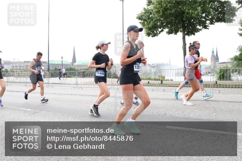 29.06.2025 - hella hamburg halbmarathon Lena Gebhardt http://msf.ph/oto/8445876 29.06.2025 10:30:02 Lombardsbrücke 5322, 11444, 125, 1063, 1097, 1547, 1694, 2302, 2699, 2901, 3443, 3524, 3573, 3613, 4395, 4580, 5063, 5322, 5350, 6598, 6616, 6626, 7517, 7832, 8388, 8792, 8941, 9095, 9937, 10162, 10996, 11269, 11376, 11444, 11634, 12216, 12227, 12305, 12349, 12350, 12504, 12537, 12710, 13031, 13418, 13810, 14304, 15266, 16182, 16306, 16601, 16604, 16735, 16769, 17529, 17945, 18046, 18385, 18503, 18671 meine-sportfotos.de