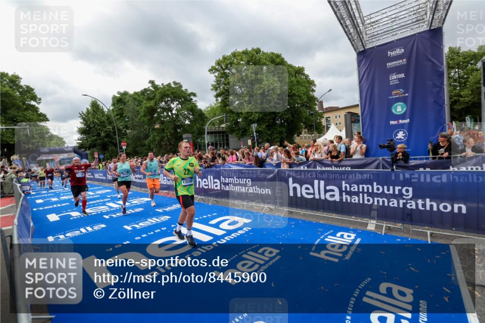 29.06.2025 - hella hamburg halbmarathon Zöllner http://msf.ph/oto/8445900 29.06.2025 10:57:37 Ziel 1239, 2236, 2652, 4502, 5015, 5134, 5457, 5458, 5728, 12144, 13245, 14571, 14951, 15220, 17769, 17814 meine-sportfotos.de