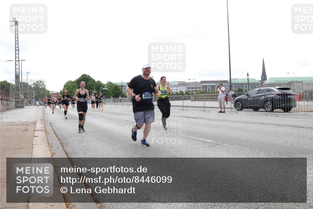 29.06.2025 - hella hamburg halbmarathon Lena Gebhardt http://msf.ph/oto/8446099 29.06.2025 10:30:04 Lombardsbrücke 2302, 9095, 1063, 1097, 1547, 1694, 2302, 2699, 2901, 3443, 3573, 3613, 4395, 4580, 5063, 5322, 5350, 6598, 6616, 6626, 8388, 8792, 8941, 9095, 9937, 10162, 10880, 11269, 11376, 11444, 11634, 12216, 12227, 12305, 12349, 12350, 12504, 12537, 12710, 13031, 13418, 13810, 14304, 15266, 16182, 16601, 16604, 16735, 16769, 17529, 18046, 18385, 18503, 18671 meine-sportfotos.de