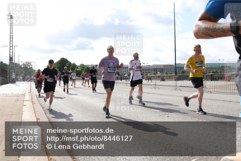 29.06.2025 - hella hamburg halbmarathon Lena Gebhardt http://msf.ph/oto/8446127 29.06.2025 09:53:28 Lombardsbrücke 11283, 16286, 17718, 13450, 1012, 1391, 1466, 1558, 1735, 1750, 1759, 2048, 2213, 2234, 2365, 2402, 2590, 2623, 2890, 2937, 2970, 3004, 3146, 3186, 3304, 3414, 3907, 3928, 4091, 4140, 4247, 4310, 4553, 4997, 5022, 5132, 5362, 5460, 5532, 5623, 5624, 5650, 5692, 6071, 6081, 6152, 6203, 6282, 6375, 6388, 6460, 6712, 6903, 7147, 7204, 7322, 7385, 7448, 7450, 7480, 7765, 8063, 8145, 8664, 9126, 9626, 9633, 9723, 9965, 13009 meine-sportfotos.de