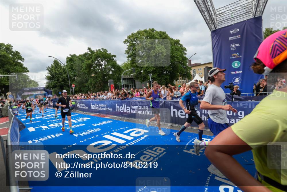 29.06.2025 - hella hamburg halbmarathon Zöllner http://msf.ph/oto/8446219 29.06.2025 10:57:43 Ziel 1239, 1715, 1719, 2606, 2652, 5457, 5458, 10133, 12774, 13523, 14571, 14951, 15217, 15220, 16418, 17455, 17769, 17814, 18388, 18508, 18985 meine-sportfotos.de