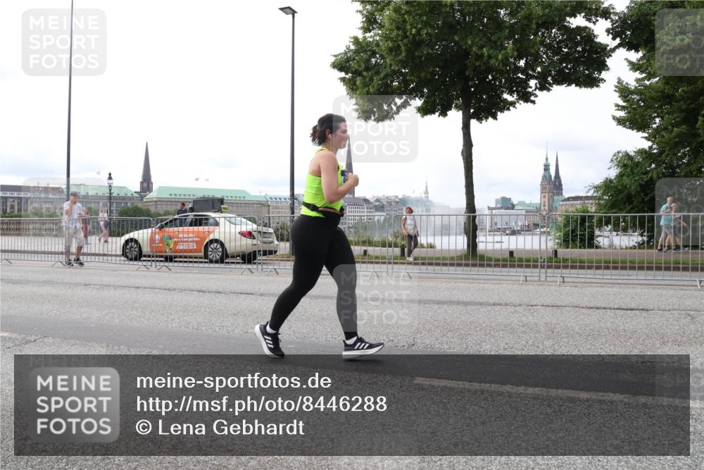 29.06.2025 - hella hamburg halbmarathon Lena Gebhardt http://msf.ph/oto/8446288 29.06.2025 10:30:06 Lombardsbrücke 1097, 1547, 1694, 2302, 2699, 2901, 3443, 3573, 3613, 4395, 4580, 5063, 5322, 5350, 6598, 6616, 6626, 8388, 8792, 8941, 9095, 9937, 10162, 10880, 11269, 11376, 11444, 11634, 12216, 12227, 12305, 12349, 12350, 12504, 12537, 12710, 13031, 13418, 13810, 14304, 15266, 16182, 16601, 16604, 16735, 16769, 17529, 18046, 18385, 18503, 18671 meine-sportfotos.de
