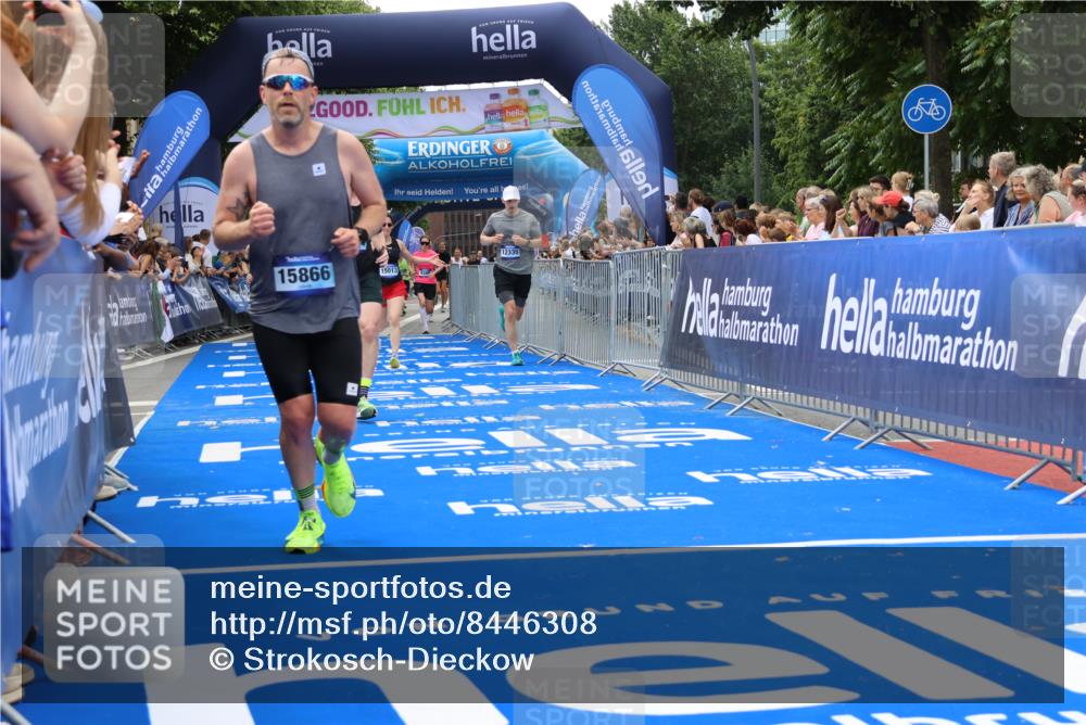 29.06.2025 - hella hamburg halbmarathon Strokosch-Dieckow http://msf.ph/oto/8446308 29.06.2025 10:39:21 Ziel 1343, 2044, 2546, 2972, 4565, 5752, 6037, 6152, 8319, 8346, 8925, 12046, 12335, 12372, 13479, 14359, 15013, 15866, 17646 meine-sportfotos.de