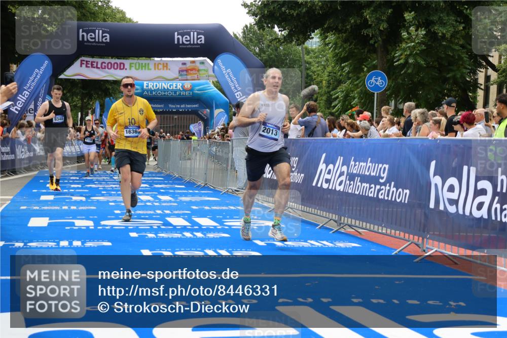 29.06.2025 - hella hamburg halbmarathon Strokosch-Dieckow http://msf.ph/oto/8446331 29.06.2025 10:49:12 Ziel 2013, 4832, 6158, 6389, 8112, 9348, 10053, 10184, 10189, 13450, 14526, 15523, 16369, 16414, 16731, 17173, 18598, 18842 meine-sportfotos.de