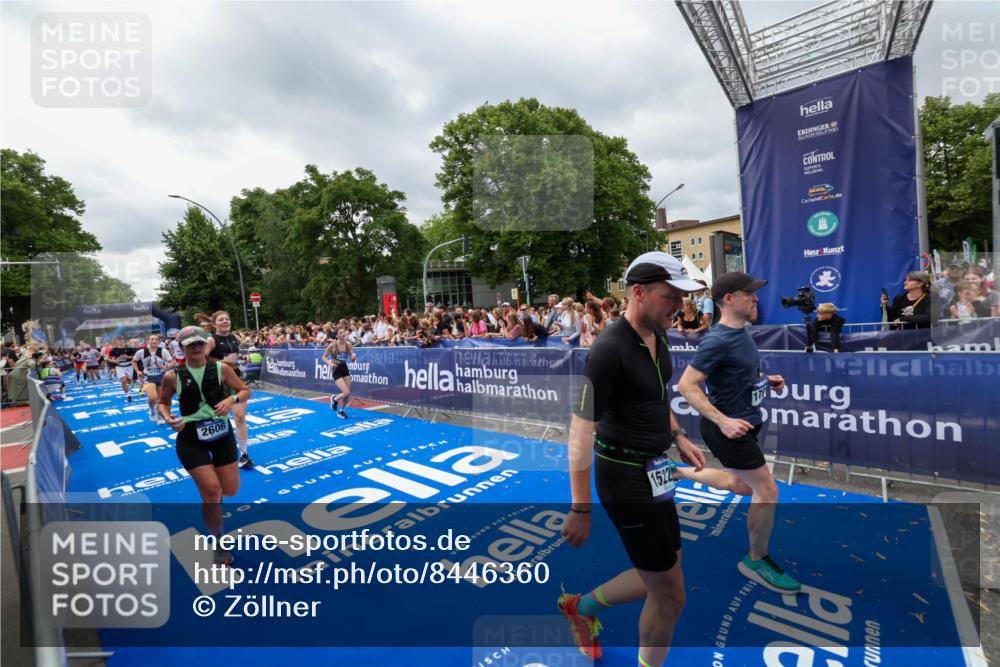29.06.2025 - hella hamburg halbmarathon Zöllner http://msf.ph/oto/8446360 29.06.2025 10:57:46 Ziel 1715, 1719, 1972, 2606, 5391, 7833, 10133, 12440, 12774, 13523, 14737, 15217, 15220, 16418, 17201, 17455, 17814, 18388, 18508, 18727, 18985 meine-sportfotos.de