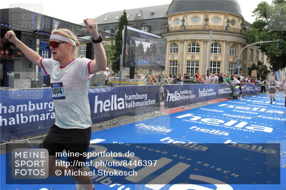 29.06.2025 - hella hamburg halbmarathon Michael Strokosch http://msf.ph/oto/8446397 29.06.2025 10:27:36 Ziel 2203, 4678, 7651, 9804, 12341, 13941, 17354, 18567, 18832, 19114 meine-sportfotos.de