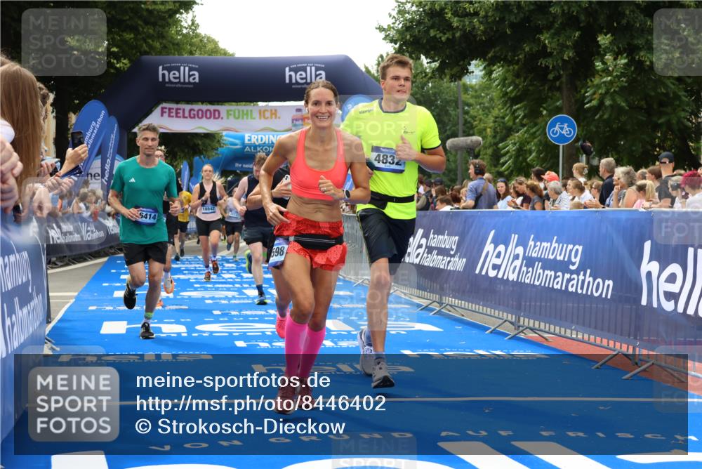 29.06.2025 - hella hamburg halbmarathon Strokosch-Dieckow http://msf.ph/oto/8446402 29.06.2025 10:49:07 Ziel 2013, 4832, 4847, 4890, 6389, 7297, 8112, 8302, 8821, 10184, 13614, 15523, 16369, 16414, 16627, 16731, 17173, 17632, 18598, 18842 meine-sportfotos.de