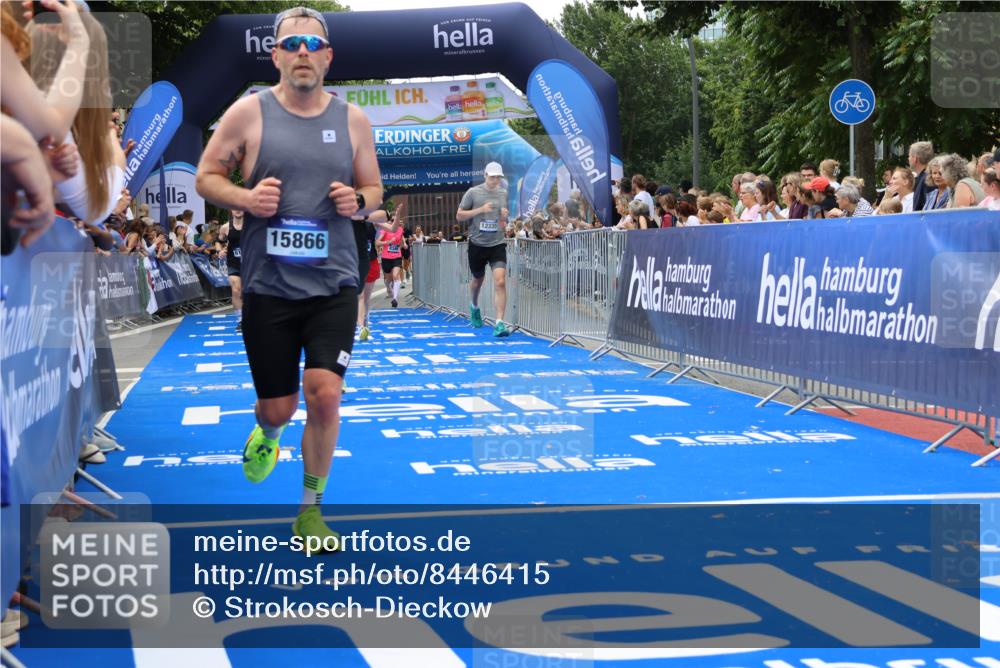 29.06.2025 - hella hamburg halbmarathon Strokosch-Dieckow http://msf.ph/oto/8446415 29.06.2025 10:39:21 Ziel 1343, 2044, 2546, 2972, 4565, 5752, 6037, 6152, 8319, 8346, 8925, 12046, 12335, 12372, 13479, 14359, 15013, 15866, 17646 meine-sportfotos.de