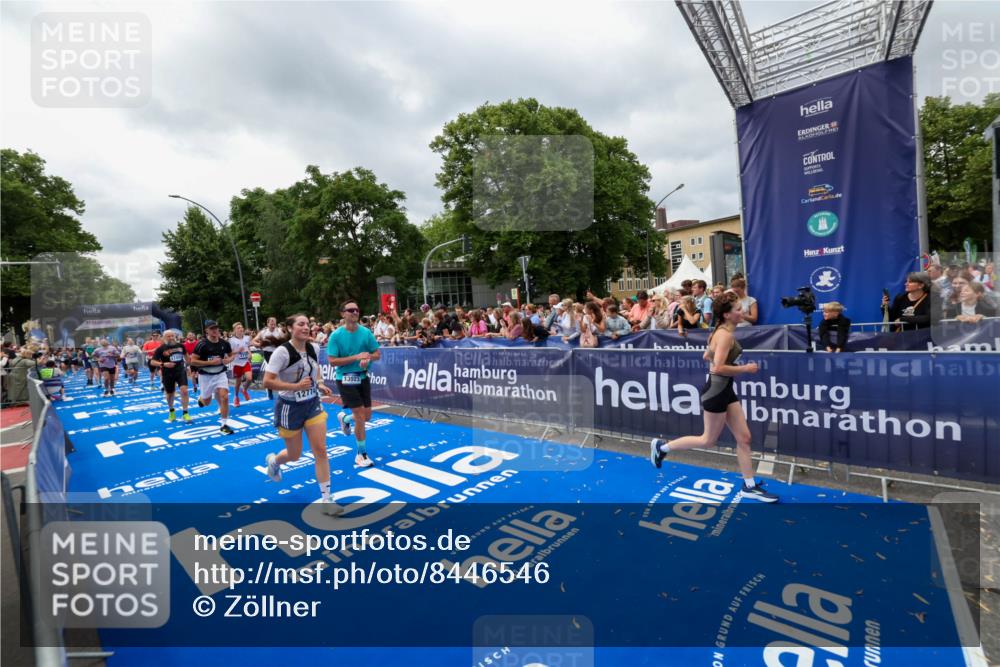 29.06.2025 - hella hamburg halbmarathon Zöllner http://msf.ph/oto/8446546 29.06.2025 10:57:47 Ziel 1715, 1719, 1972, 2034, 2606, 5391, 7833, 10133, 10599, 12440, 12774, 13523, 14737, 15217, 16418, 17201, 17455, 18388, 18508, 18727, 18985 meine-sportfotos.de