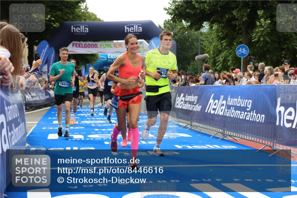 29.06.2025 - hella hamburg halbmarathon Strokosch-Dieckow http://msf.ph/oto/8446616 29.06.2025 10:49:07 Ziel 2013, 4832, 4847, 4890, 6389, 7297, 8112, 8302, 8821, 10184, 13614, 15523, 16369, 16414, 16627, 16731, 17173, 17632, 18598, 18842 meine-sportfotos.de