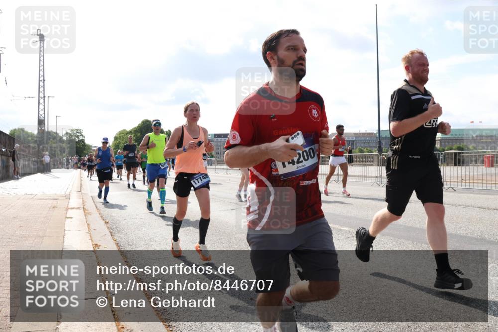 29.06.2025 - hella hamburg halbmarathon Lena Gebhardt http://msf.ph/oto/8446707 29.06.2025 09:53:31 Lombardsbrücke 17748, 000, 14200, 1012, 1391, 1466, 1558, 1735, 1750, 1759, 2234, 2365, 2402, 2516, 2590, 2623, 2890, 2937, 3004, 3146, 3186, 3304, 3414, 3907, 4091, 4140, 4247, 4310, 4553, 4997, 5022, 5115, 5132, 5362, 5460, 5532, 5623, 5624, 5650, 5692, 6071, 6081, 6152, 6203, 6282, 6375, 6388, 6460, 6575, 6712, 6903, 7147, 7204, 7322, 7385, 7448, 7450, 7480, 7765, 8063, 8664, 9030, 9126, 9626, 9633, 9723, 9965, 11077, 13009 meine-sportfotos.de