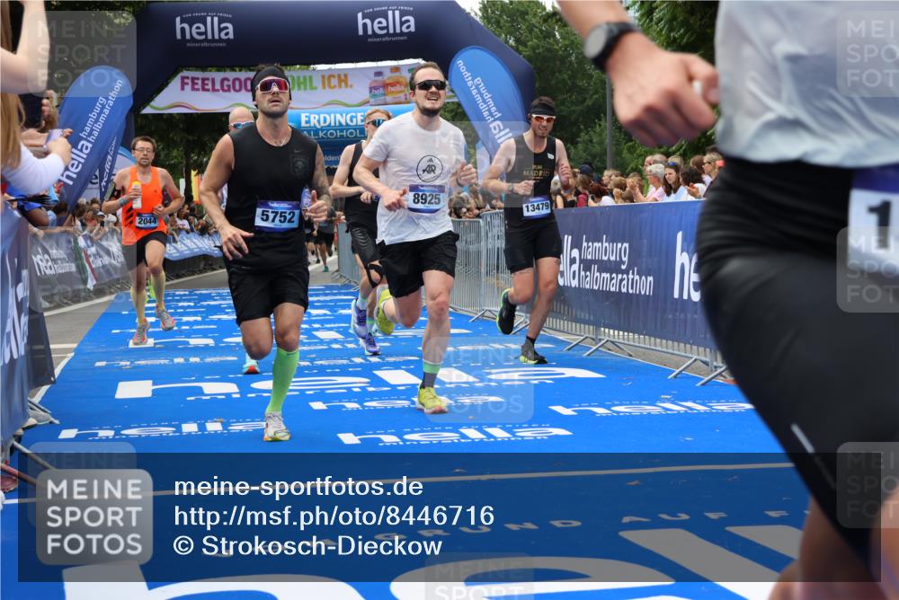 29.06.2025 - hella hamburg halbmarathon Strokosch-Dieckow http://msf.ph/oto/8446716 29.06.2025 10:39:15 Ziel 2044, 3282, 4565, 5752, 6037, 8319, 8925, 11305, 12046, 13479, 13729, 14311, 14359, 15556, 15866, 16656, 17646, 17668, 18149, 18547 meine-sportfotos.de