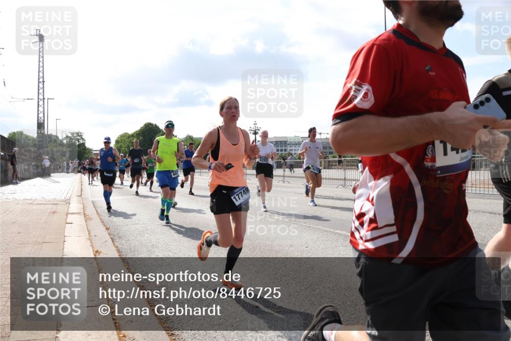 29.06.2025 - hella hamburg halbmarathon Lena Gebhardt http://msf.ph/oto/8446725 29.06.2025 09:53:32 Lombardsbrücke 17748, 1012, 1391, 1466, 1558, 1735, 1750, 1759, 2234, 2270, 2365, 2402, 2516, 2590, 2623, 2890, 2937, 3004, 3146, 3186, 3304, 3414, 3907, 4091, 4140, 4247, 4310, 4553, 4949, 4997, 5022, 5115, 5132, 5362, 5460, 5532, 5623, 5624, 5650, 5692, 6071, 6081, 6152, 6203, 6282, 6375, 6388, 6460, 6575, 6712, 6903, 7204, 7322, 7385, 7448, 7450, 7480, 7765, 8063, 8664, 9030, 9126, 9626, 9633, 9723, 9965, 11077, 13009 meine-sportfotos.de