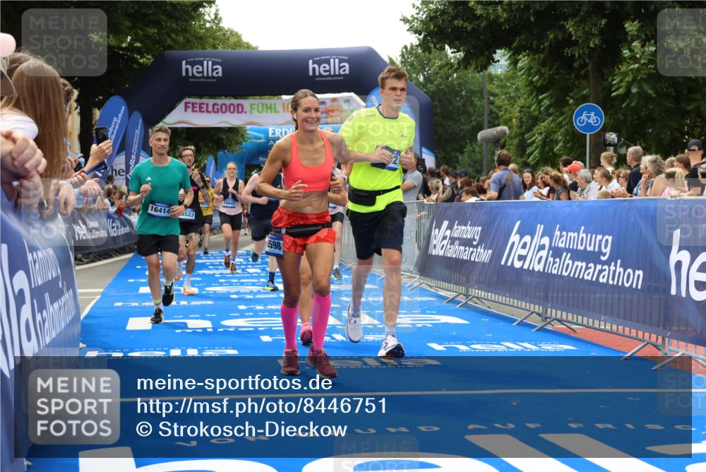 29.06.2025 - hella hamburg halbmarathon Strokosch-Dieckow http://msf.ph/oto/8446751 29.06.2025 10:49:07 Ziel 2013, 4832, 4847, 4890, 6389, 7297, 8112, 8302, 8821, 10184, 13614, 15523, 16369, 16414, 16627, 16731, 17173, 17632, 18598, 18842 meine-sportfotos.de