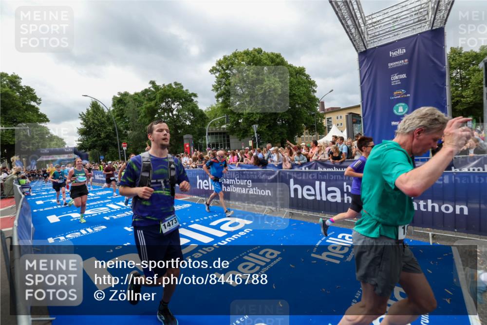 29.06.2025 - hella hamburg halbmarathon Zöllner http://msf.ph/oto/8446788 29.06.2025 10:57:54 Ziel 1972, 2034, 2806, 2883, 5391, 7138, 7269, 9820, 10599, 10703, 11394, 12440, 12523, 13376, 14737, 15349, 16517, 17543, 18492, 18727 meine-sportfotos.de