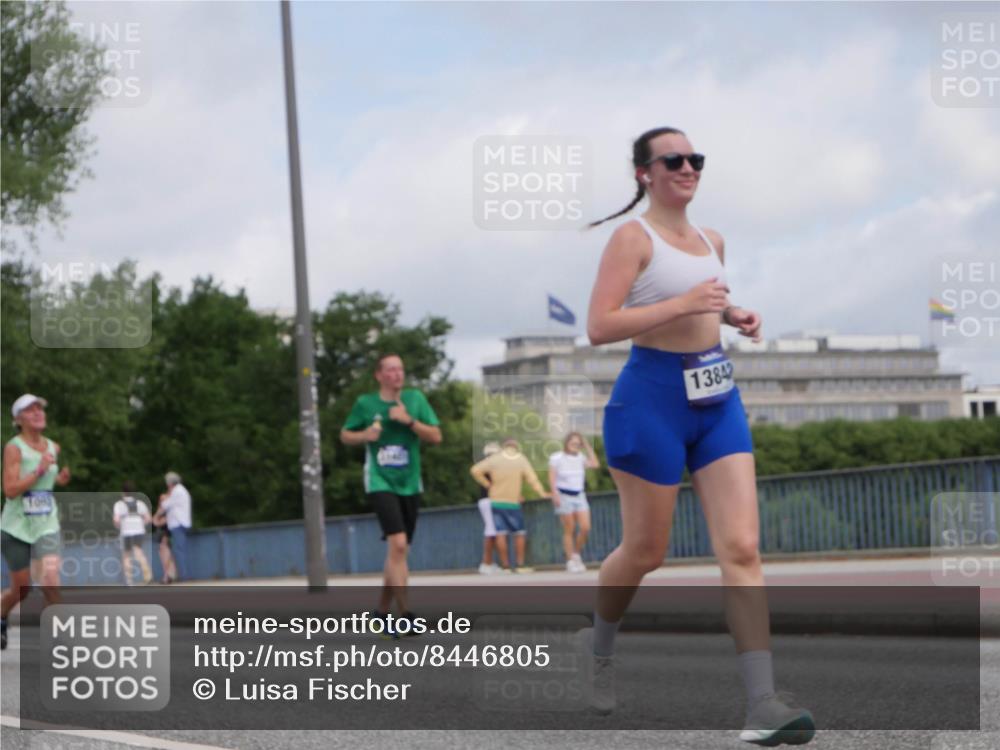 29.06.2025 - hella hamburg halbmarathon Luisa Fischer http://msf.ph/oto/8446805 29.06.2025 10:29:03 Kennedybrücke 1093, 13842, 1093, 1305, 2278, 3961, 3963, 6663, 6869, 8357 meine-sportfotos.de