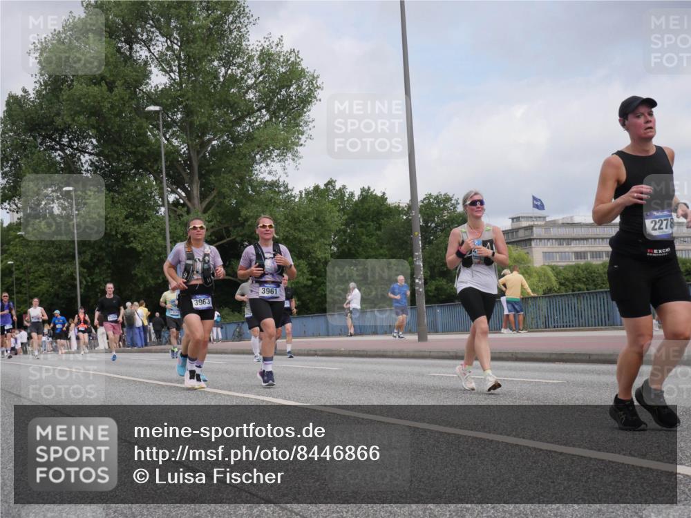 29.06.2025 - hella hamburg halbmarathon Luisa Fischer http://msf.ph/oto/8446866 29.06.2025 10:29:06 Kennedybrücke 13510, 3963, 3961, 2278, 1093, 1305, 2278, 3961, 3963, 6663, 9186 meine-sportfotos.de