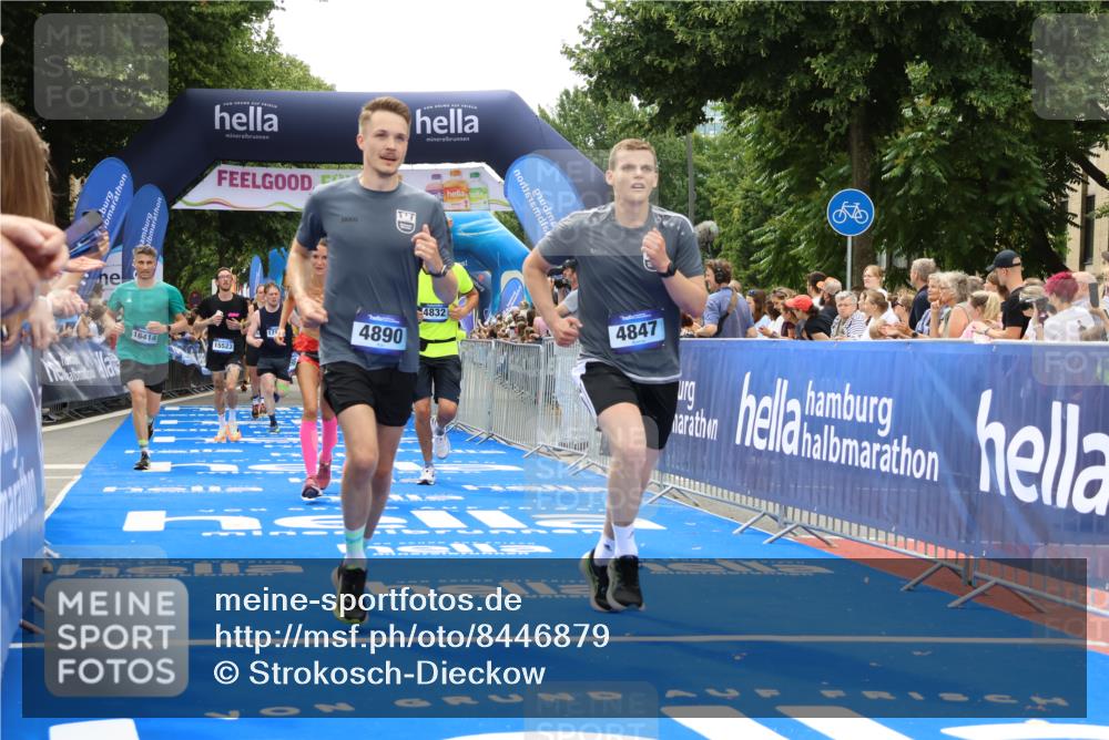 29.06.2025 - hella hamburg halbmarathon Strokosch-Dieckow http://msf.ph/oto/8446879 29.06.2025 10:49:05 Ziel 1381, 1452, 2013, 4832, 4847, 4890, 6389, 7297, 8302, 8821, 9695, 10184, 13614, 13688, 15523, 16414, 16627, 16731, 17173, 17632, 18598, 18842 meine-sportfotos.de