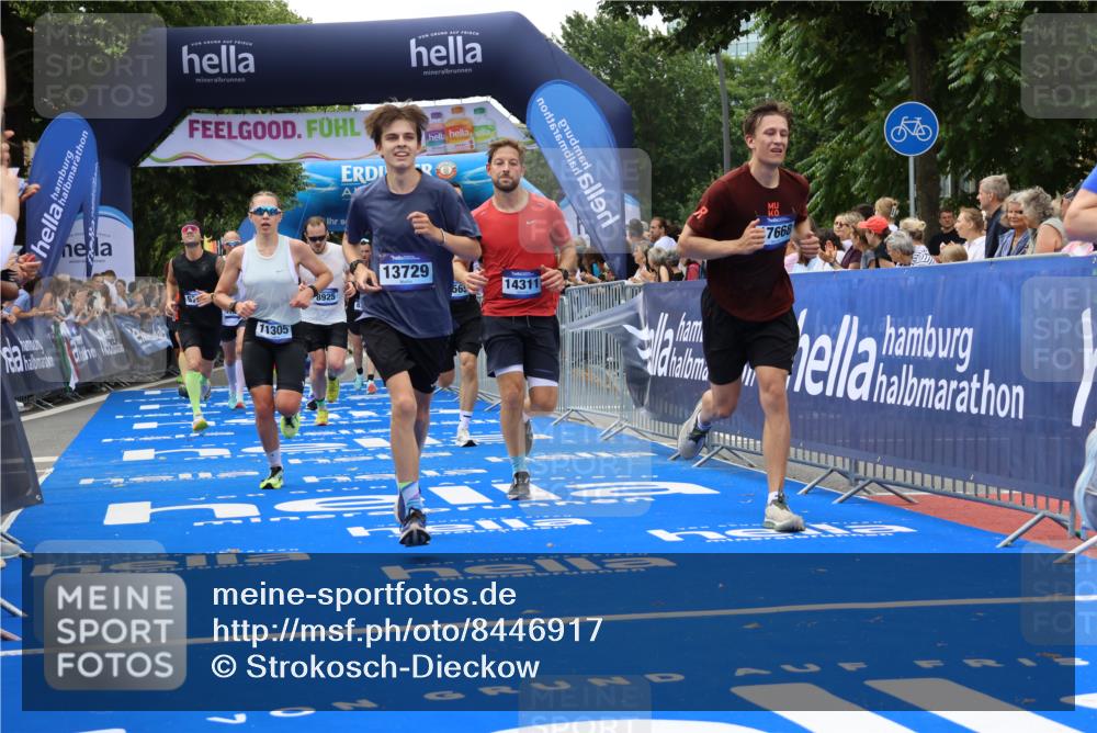 29.06.2025 - hella hamburg halbmarathon Strokosch-Dieckow http://msf.ph/oto/8446917 29.06.2025 10:39:13 Ziel 1445, 2044, 3282, 4565, 4759, 5752, 6037, 8319, 8925, 11305, 12046, 12137, 13479, 13729, 14311, 15556, 16656, 17646, 17668, 18149, 18547 meine-sportfotos.de