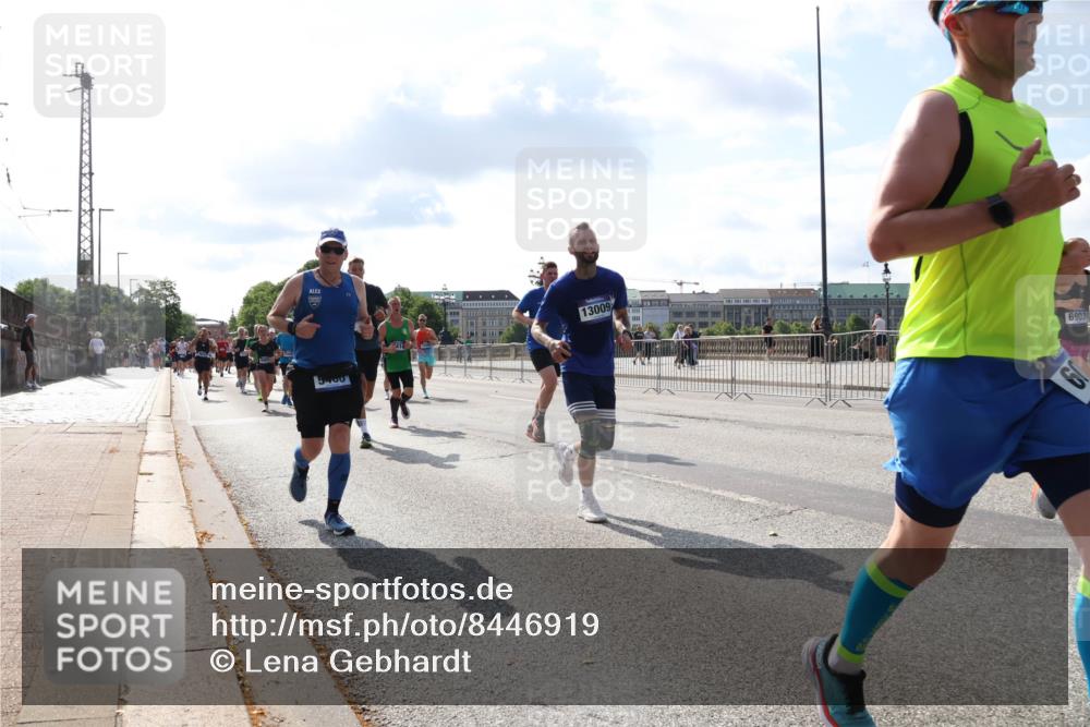 29.06.2025 - hella hamburg halbmarathon Lena Gebhardt http://msf.ph/oto/8446919 29.06.2025 09:53:33 Lombardsbrücke 5400, 13009, 5, 6903, 1012, 1391, 1466, 1558, 1735, 1750, 1759, 2234, 2270, 2365, 2402, 2516, 2590, 2623, 2890, 2937, 3004, 3146, 3186, 3304, 3414, 4091, 4140, 4247, 4310, 4553, 4949, 4997, 5022, 5115, 5132, 5362, 5460, 5532, 5623, 5624, 5650, 5692, 6071, 6081, 6203, 6282, 6375, 6388, 6460, 6575, 6712, 6903, 7204, 7322, 7385, 7448, 7450, 7480, 7765, 8063, 8664, 9030, 9126, 9626, 9633, 9723, 9965, 11077, 13009 meine-sportfotos.de