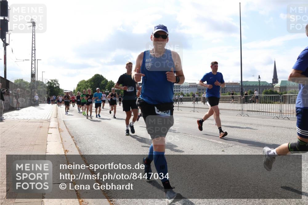 29.06.2025 - hella hamburg halbmarathon Lena Gebhardt http://msf.ph/oto/8447034 29.06.2025 09:53:34 Lombardsbrücke 3186, 3, 1012, 1391, 1466, 1558, 1735, 1750, 1759, 2234, 2270, 2365, 2402, 2516, 2590, 2623, 2890, 2937, 3004, 3146, 3186, 3414, 4091, 4140, 4247, 4310, 4553, 4949, 4997, 5022, 5115, 5132, 5362, 5460, 5532, 5623, 5624, 5650, 5692, 6071, 6081, 6203, 6282, 6375, 6388, 6460, 6575, 6712, 6903, 7204, 7322, 7385, 7448, 7450, 7480, 7765, 8023, 8063, 8664, 9030, 9126, 9626, 9633, 9723, 9965, 10792, 11077, 13009 meine-sportfotos.de