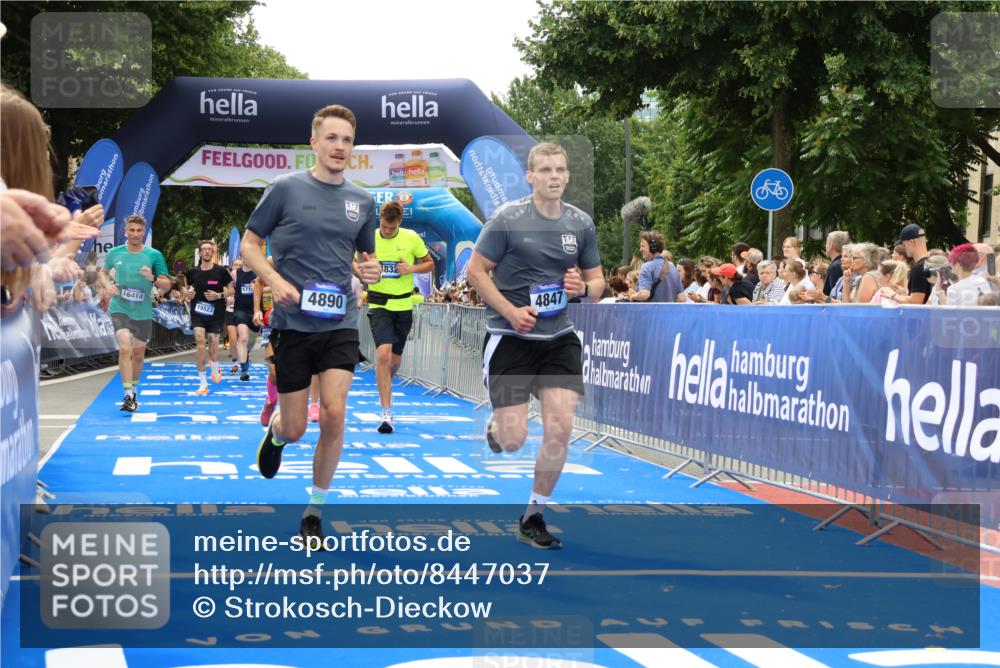 29.06.2025 - hella hamburg halbmarathon Strokosch-Dieckow http://msf.ph/oto/8447037 29.06.2025 10:49:05 Ziel 1381, 1452, 2013, 4832, 4847, 4890, 6389, 7297, 8302, 8821, 9695, 10184, 13614, 13688, 15523, 16414, 16627, 16731, 17173, 17632, 18598, 18842 meine-sportfotos.de