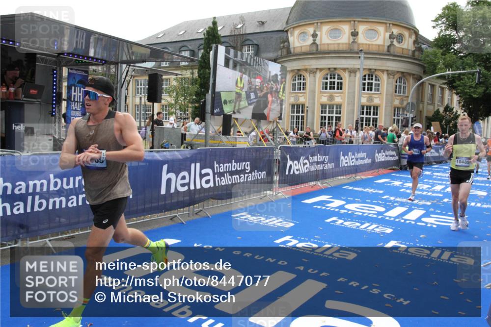 29.06.2025 - hella hamburg halbmarathon Michael Strokosch http://msf.ph/oto/8447077 29.06.2025 10:28:05 Ziel 10106, 10485, 12189, 13383, 14757, 15883, 17488 meine-sportfotos.de