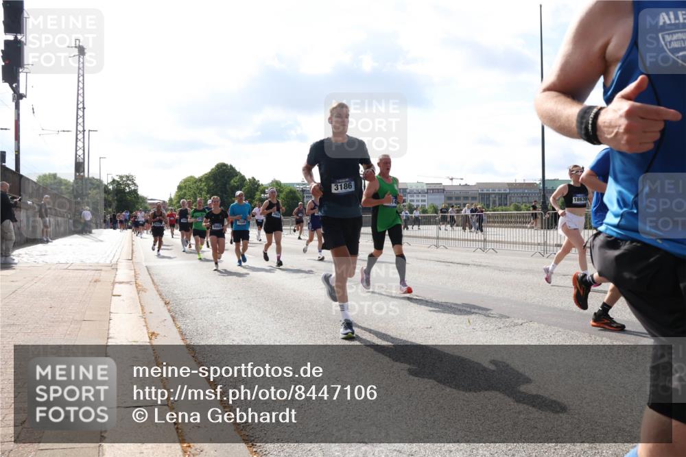 29.06.2025 - hella hamburg halbmarathon Lena Gebhardt http://msf.ph/oto/8447106 29.06.2025 09:53:35 Lombardsbrücke 7448, 3186, 18638, 1012, 1466, 1558, 1735, 1750, 1759, 2234, 2270, 2365, 2402, 2516, 2623, 2890, 2937, 3004, 3146, 3186, 3414, 4091, 4140, 4247, 4310, 4553, 4949, 4997, 5022, 5115, 5132, 5362, 5460, 5532, 5623, 5624, 5650, 5692, 6071, 6081, 6203, 6282, 6309, 6375, 6388, 6460, 6575, 6712, 6903, 7204, 7322, 7385, 7448, 7450, 7480, 7765, 8023, 8063, 8664, 9030, 9126, 9626, 9633, 9723, 9965, 10792, 11077, 13009 meine-sportfotos.de