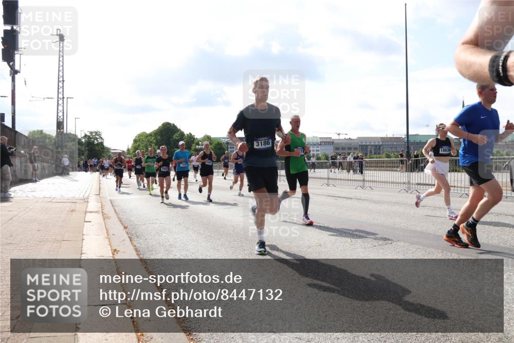 29.06.2025 - hella hamburg halbmarathon Lena Gebhardt http://msf.ph/oto/8447132 29.06.2025 09:53:35 Lombardsbrücke 9965, 744, 3186, 18638, 1012, 1466, 1558, 1735, 1750, 1759, 2234, 2270, 2365, 2402, 2516, 2623, 2890, 2937, 3004, 3146, 3186, 3414, 4091, 4140, 4247, 4310, 4553, 4949, 4997, 5022, 5115, 5132, 5362, 5460, 5532, 5623, 5624, 5650, 5692, 6071, 6081, 6203, 6282, 6309, 6375, 6388, 6460, 6575, 6712, 6903, 7204, 7322, 7385, 7448, 7450, 7480, 7765, 8023, 8063, 8664, 9030, 9126, 9626, 9633, 9723, 9965, 10792, 11077, 13009 meine-sportfotos.de
