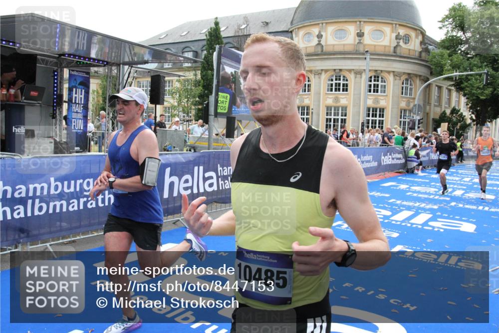 29.06.2025 - hella hamburg halbmarathon Michael Strokosch http://msf.ph/oto/8447153 29.06.2025 10:28:07 Ziel 10485, 12189, 13383, 14757, 15883, 17488 meine-sportfotos.de