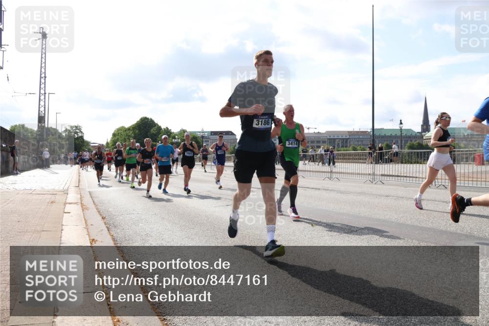 29.06.2025 - hella hamburg halbmarathon Lena Gebhardt http://msf.ph/oto/8447161 29.06.2025 09:53:35 Lombardsbrücke 7448, 3004, 14262, 3186, 3414, 1012, 1466, 1558, 1735, 1750, 1759, 2234, 2270, 2365, 2402, 2516, 2623, 2890, 2937, 3004, 3146, 3186, 3414, 4091, 4140, 4247, 4310, 4553, 4949, 4997, 5022, 5115, 5132, 5362, 5460, 5532, 5623, 5624, 5650, 5692, 6071, 6081, 6203, 6282, 6309, 6375, 6388, 6460, 6575, 6712, 6903, 7204, 7322, 7385, 7448, 7450, 7480, 7765, 8023, 8063, 8664, 9030, 9126, 9626, 9633, 9723, 9965, 10792, 11077, 13009 meine-sportfotos.de