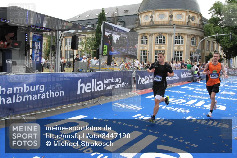 29.06.2025 - hella hamburg halbmarathon Michael Strokosch http://msf.ph/oto/8447190 29.06.2025 10:28:09 Ziel 13383, 14757, 15883, 17488 meine-sportfotos.de