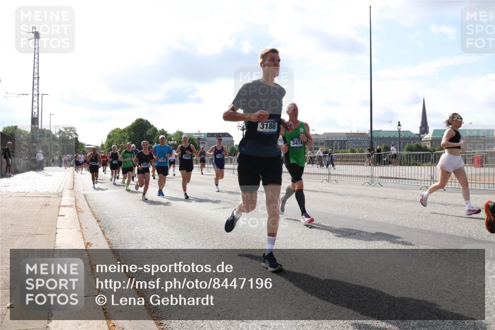 29.06.2025 - hella hamburg halbmarathon Lena Gebhardt http://msf.ph/oto/8447196 29.06.2025 09:53:35 Lombardsbrücke 7448, 3004, 14262, 3186, 3414, 1012, 1466, 1558, 1735, 1750, 1759, 2234, 2270, 2365, 2402, 2516, 2623, 2890, 2937, 3004, 3146, 3186, 3414, 4091, 4140, 4247, 4310, 4553, 4949, 4997, 5022, 5115, 5132, 5362, 5460, 5532, 5623, 5624, 5650, 5692, 6071, 6081, 6203, 6282, 6309, 6375, 6388, 6460, 6575, 6712, 6903, 7204, 7322, 7385, 7448, 7450, 7480, 7765, 8023, 8063, 8664, 9030, 9126, 9626, 9633, 9723, 9965, 10792, 11077, 13009 meine-sportfotos.de