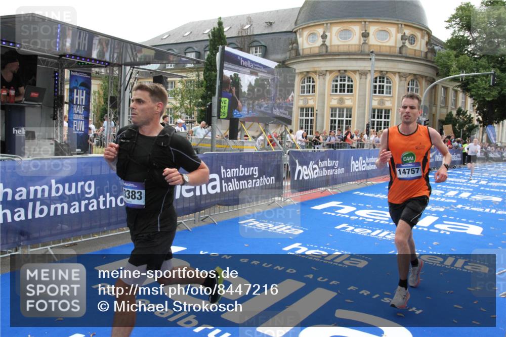 29.06.2025 - hella hamburg halbmarathon Michael Strokosch http://msf.ph/oto/8447216 29.06.2025 10:28:09 Ziel 13383, 14757, 15883, 17488 meine-sportfotos.de