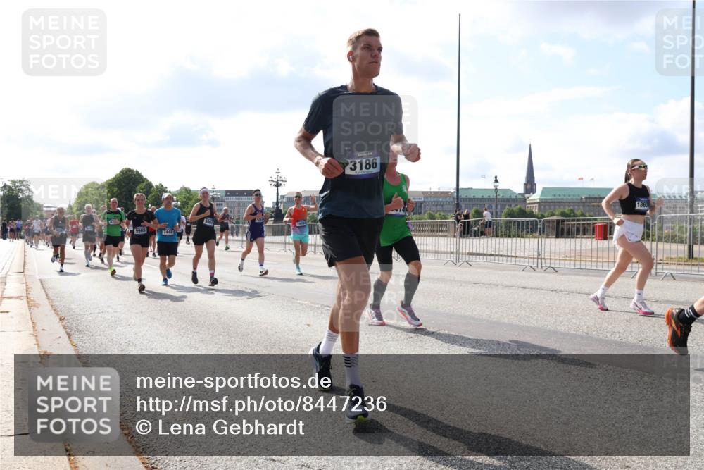 29.06.2025 - hella hamburg halbmarathon Lena Gebhardt http://msf.ph/oto/8447236 29.06.2025 09:53:35 Lombardsbrücke 07, 7448, 16084, 3186, 18638, 1012, 1466, 1558, 1735, 1750, 1759, 2234, 2270, 2365, 2402, 2516, 2623, 2890, 2937, 3004, 3146, 3186, 3414, 4091, 4140, 4247, 4310, 4553, 4949, 4997, 5022, 5115, 5132, 5362, 5460, 5532, 5623, 5624, 5650, 5692, 6071, 6081, 6203, 6282, 6309, 6375, 6388, 6460, 6575, 6712, 6903, 7204, 7322, 7385, 7448, 7450, 7480, 7765, 8023, 8063, 8664, 9030, 9126, 9626, 9633, 9723, 9965, 10792, 11077, 13009 meine-sportfotos.de