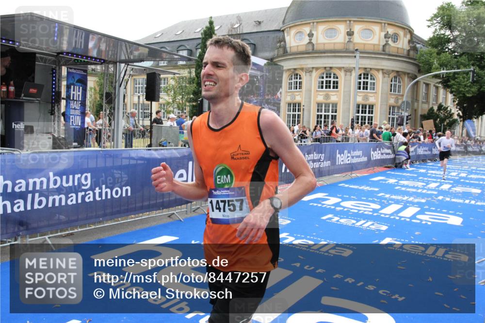 29.06.2025 - hella hamburg halbmarathon Michael Strokosch http://msf.ph/oto/8447257 29.06.2025 10:28:10 Ziel 13383, 14757, 15883 meine-sportfotos.de