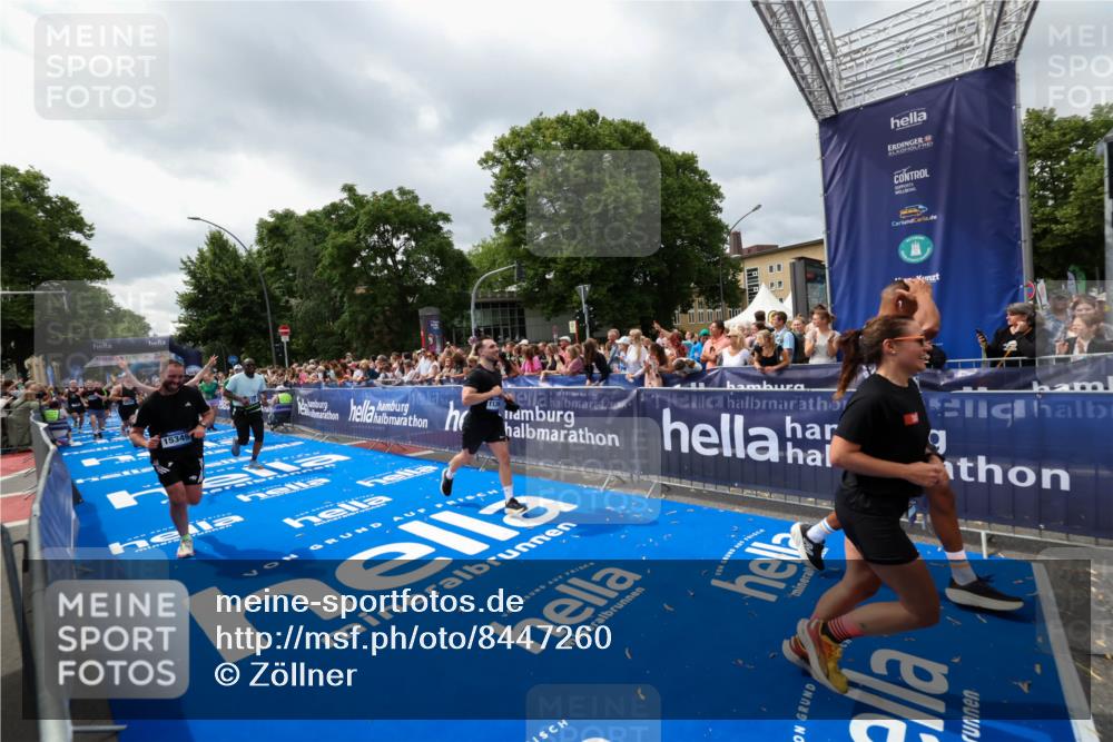 29.06.2025 - hella hamburg halbmarathon Zöllner http://msf.ph/oto/8447260 29.06.2025 10:58:01 Ziel 1200, 2025, 3093, 3141, 3575, 4579, 6531, 7138, 7159, 7189, 8089, 10036, 11394, 11832, 12378, 12773, 13376, 13465, 14881, 15090, 15349, 15527, 17543, 18762 meine-sportfotos.de