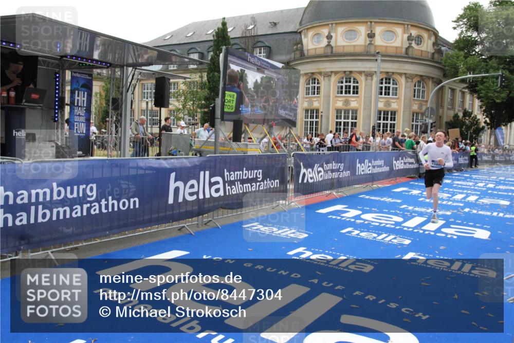 29.06.2025 - hella hamburg halbmarathon Michael Strokosch http://msf.ph/oto/8447304 29.06.2025 10:28:11 Ziel 13383, 14757, 15883 meine-sportfotos.de