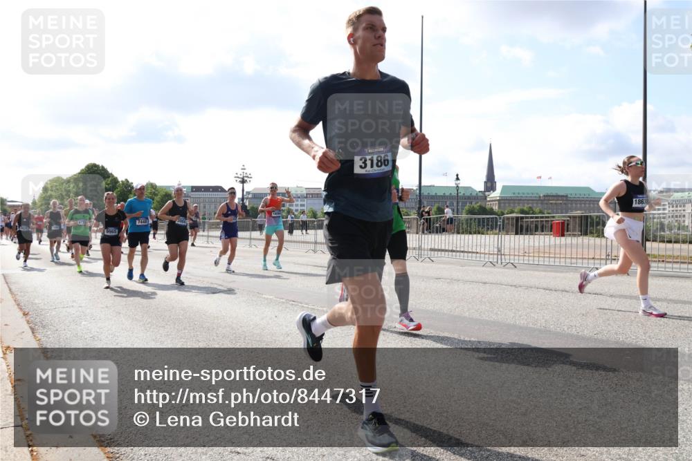 29.06.2025 - hella hamburg halbmarathon Lena Gebhardt http://msf.ph/oto/8447317 29.06.2025 09:53:36 Lombardsbrücke 9965, 7448, 3186, 18638, 1466, 1558, 1735, 1750, 1759, 2234, 2270, 2365, 2402, 2516, 2623, 2823, 2890, 2937, 3004, 3146, 3186, 3414, 4091, 4140, 4247, 4310, 4553, 4949, 4997, 5022, 5115, 5132, 5362, 5460, 5532, 5623, 5624, 5650, 5692, 6071, 6081, 6203, 6282, 6309, 6375, 6388, 6460, 6575, 6903, 7204, 7322, 7385, 7448, 7450, 7480, 7765, 8023, 8063, 8269, 8664, 9030, 9126, 9626, 9633, 9723, 9965, 10792, 11077, 13009 meine-sportfotos.de