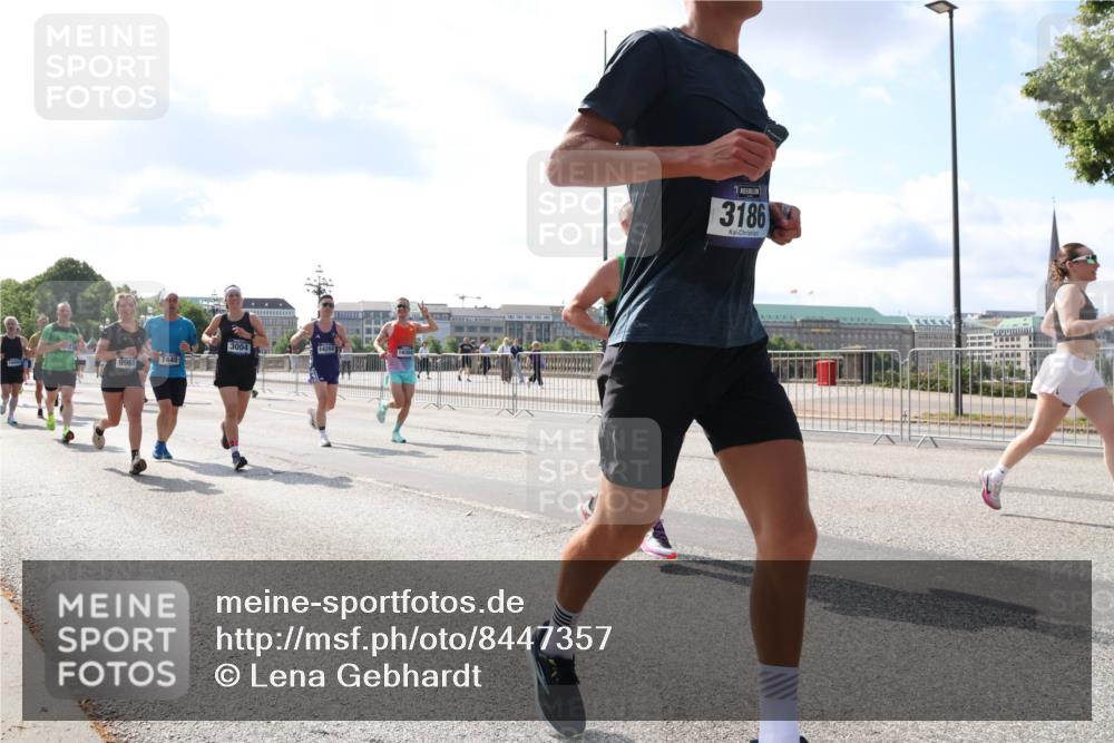 29.06.2025 - hella hamburg halbmarathon Lena Gebhardt http://msf.ph/oto/8447357 29.06.2025 09:53:36 Lombardsbrücke 7448, 3004, 14262, 3186, 1466, 1558, 1735, 1750, 1759, 2234, 2270, 2365, 2402, 2516, 2623, 2823, 2890, 2937, 3004, 3146, 3186, 3414, 4091, 4140, 4247, 4310, 4553, 4949, 4997, 5022, 5115, 5132, 5362, 5460, 5532, 5623, 5624, 5650, 5692, 6071, 6081, 6203, 6282, 6309, 6375, 6388, 6460, 6575, 6903, 7204, 7322, 7385, 7448, 7450, 7480, 7765, 8023, 8063, 8269, 8664, 9030, 9126, 9626, 9633, 9723, 9965, 10792, 11077, 13009 meine-sportfotos.de