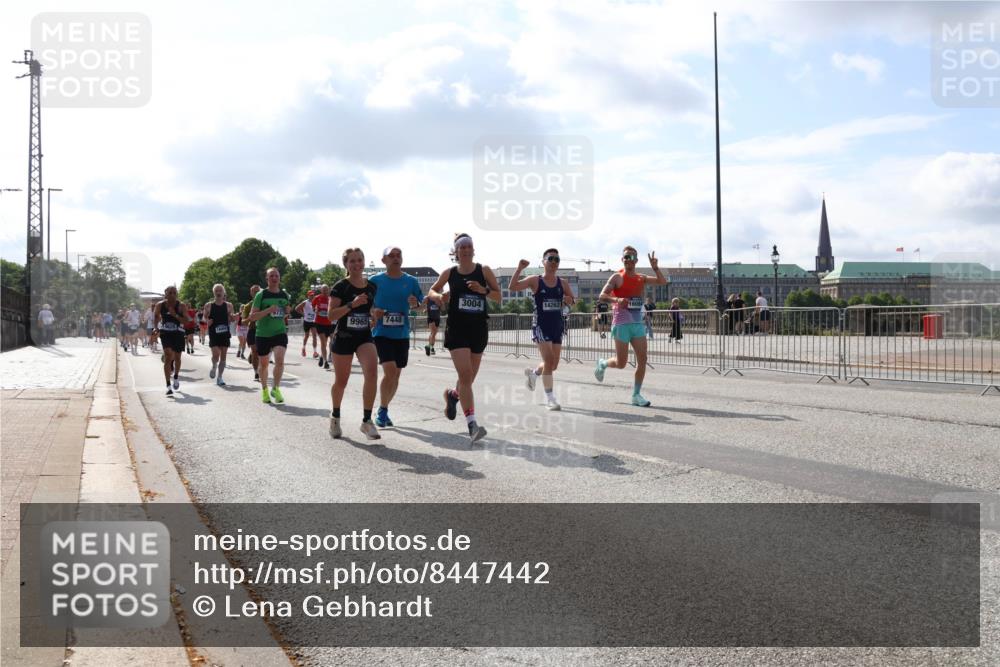 29.06.2025 - hella hamburg halbmarathon Lena Gebhardt http://msf.ph/oto/8447442 29.06.2025 09:53:36 Lombardsbrücke 3004, 1466, 1558, 1735, 1750, 1759, 2234, 2270, 2365, 2402, 2516, 2623, 2823, 2890, 2937, 3004, 3146, 3186, 3414, 4091, 4140, 4247, 4310, 4553, 4949, 4997, 5022, 5115, 5132, 5362, 5460, 5532, 5623, 5624, 5650, 5692, 6071, 6081, 6203, 6282, 6309, 6375, 6388, 6460, 6575, 6903, 7204, 7322, 7385, 7448, 7450, 7480, 7765, 8023, 8063, 8269, 8664, 9030, 9126, 9626, 9633, 9723, 9965, 10792, 11077, 13009 meine-sportfotos.de