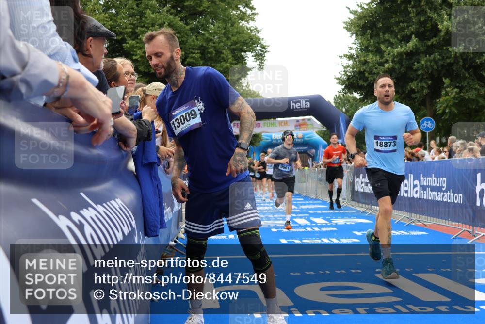 29.06.2025 - hella hamburg halbmarathon Strokosch-Dieckow http://msf.ph/oto/8447549 29.06.2025 10:48:53 Ziel 1381, 1452, 1884, 1892, 2260, 3213, 3985, 7067, 8821, 8889, 9482, 9661, 9695, 11519, 12421, 12534, 13009, 13183, 13688, 13976, 15309, 16653, 17007, 18873 meine-sportfotos.de
