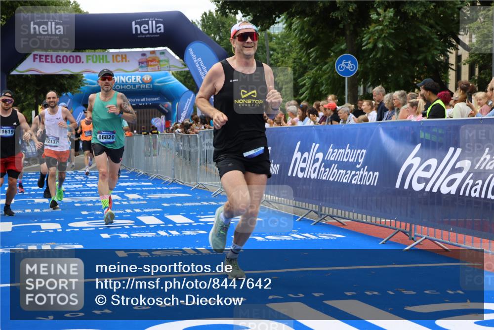 29.06.2025 - hella hamburg halbmarathon Strokosch-Dieckow http://msf.ph/oto/8447642 29.06.2025 10:39:04 Ziel 1164, 1445, 1803, 2262, 3136, 3282, 4359, 4759, 6682, 6686, 6687, 11447, 11619, 12137, 15556, 15561, 15873, 16656, 16820, 18149, 18547, 18734, 19151 meine-sportfotos.de