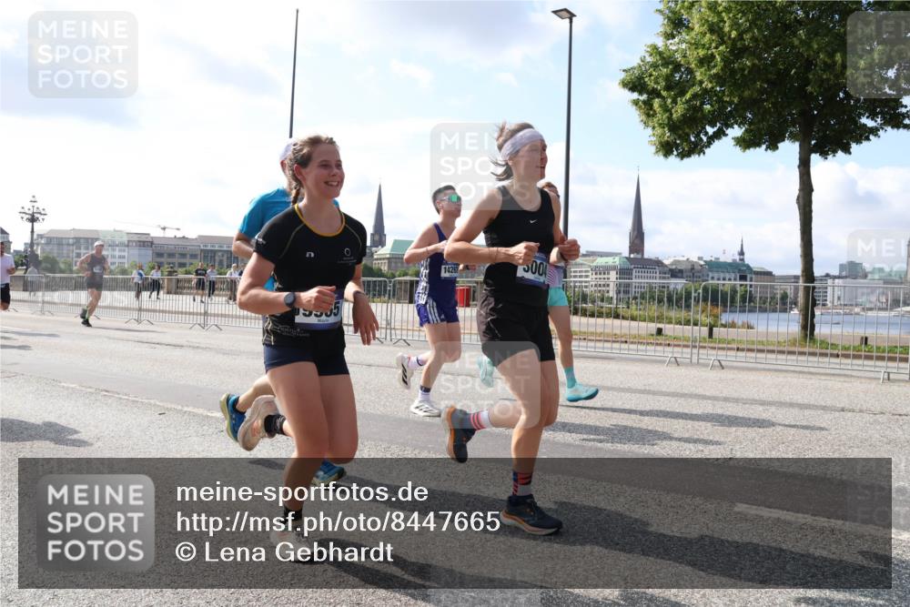 29.06.2025 - hella hamburg halbmarathon Lena Gebhardt http://msf.ph/oto/8447665 29.06.2025 09:53:38 Lombardsbrücke 19555, 14262, 5004, 1466, 1558, 1750, 1759, 2234, 2270, 2365, 2402, 2516, 2623, 2823, 2890, 2937, 3004, 3146, 3186, 3414, 4091, 4140, 4247, 4310, 4553, 4949, 4997, 5022, 5115, 5362, 5460, 5532, 5623, 5624, 5650, 5692, 6071, 6203, 6282, 6309, 6375, 6388, 6460, 6575, 6903, 7167, 7204, 7322, 7385, 7448, 7450, 7480, 7765, 8023, 8063, 8269, 8664, 9030, 9043, 9126, 9626, 9633, 9723, 9965, 10792, 11077, 11936, 13009 meine-sportfotos.de