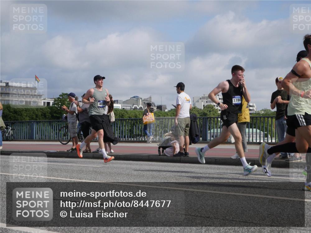 29.06.2025 - hella hamburg halbmarathon Luisa Fischer http://msf.ph/oto/8447677 29.06.2025 09:47:54 Kennedybrücke 8190, 1780, 57, 4129, 4749, 5187, 8190, 10876 meine-sportfotos.de