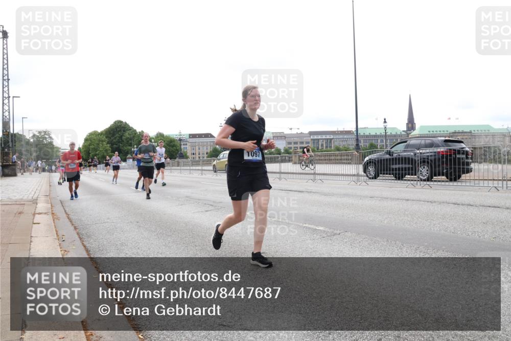 29.06.2025 - hella hamburg halbmarathon Lena Gebhardt http://msf.ph/oto/8447687 29.06.2025 10:30:18 Lombardsbrücke 1097, 1097, 1547, 1647, 1694, 2302, 2754, 2755, 2901, 3443, 3573, 3613, 4575, 4580, 4819, 5063, 5322, 6344, 6598, 6616, 6626, 8792, 8941, 9095, 10162, 10880, 12305, 12349, 12350, 12460, 12461, 12504, 12537, 12687, 12688, 12710, 13031, 13418, 14304, 14421, 15757, 15789, 15938, 16182, 16504, 16601, 16604, 16735, 16769, 16864, 17529, 18046, 18503, 18671 meine-sportfotos.de