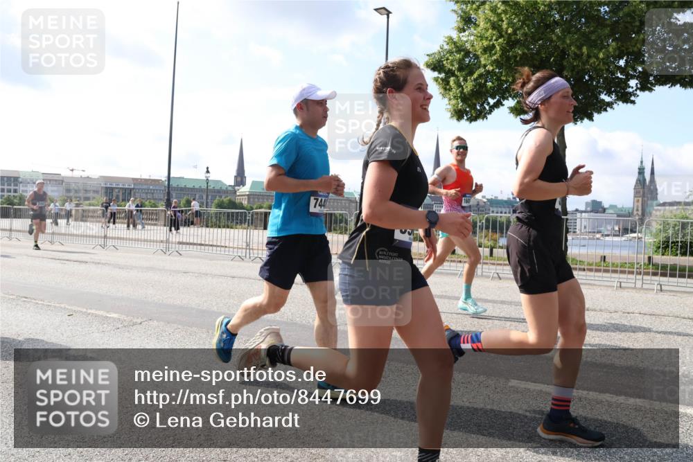 29.06.2025 - hella hamburg halbmarathon Lena Gebhardt http://msf.ph/oto/8447699 29.06.2025 09:53:38 Lombardsbrücke 744, 160, 1466, 1558, 1750, 1759, 2234, 2270, 2365, 2402, 2516, 2623, 2823, 2890, 2937, 3004, 3146, 3186, 3414, 4091, 4140, 4247, 4310, 4553, 4949, 4997, 5022, 5115, 5362, 5460, 5532, 5623, 5624, 5650, 5692, 6071, 6203, 6282, 6309, 6375, 6388, 6460, 6575, 6903, 7167, 7204, 7322, 7385, 7448, 7450, 7480, 7765, 8023, 8063, 8269, 8664, 9030, 9043, 9126, 9626, 9633, 9723, 9965, 10792, 11077, 11936, 13009 meine-sportfotos.de