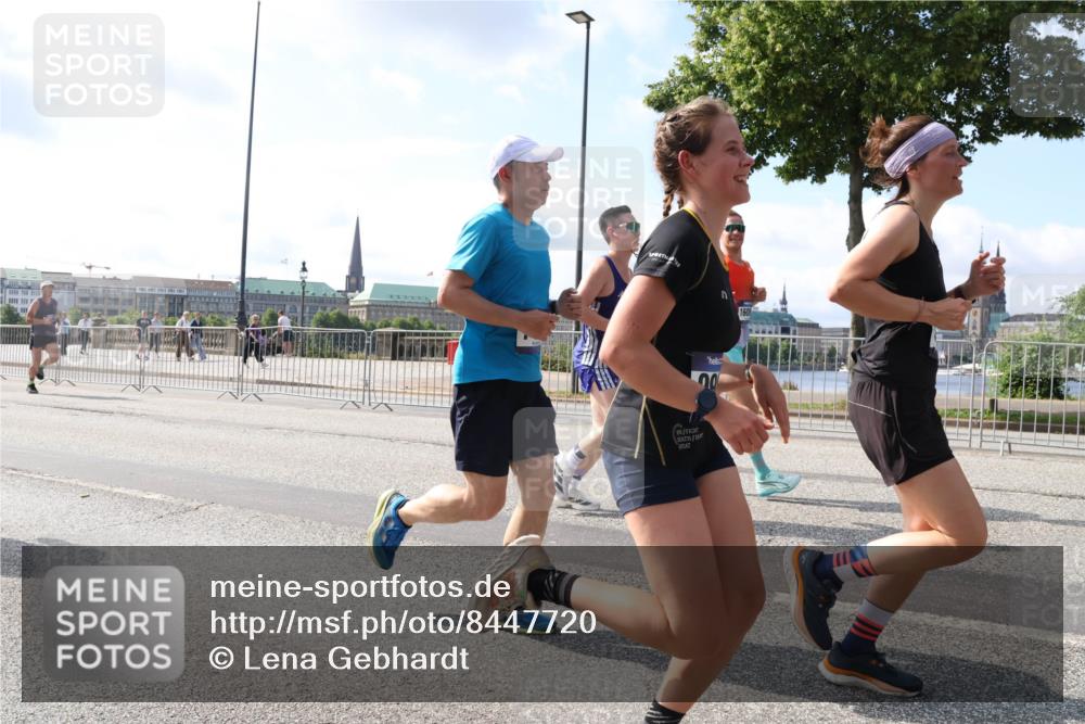 29.06.2025 - hella hamburg halbmarathon Lena Gebhardt http://msf.ph/oto/8447720 29.06.2025 09:53:38 Lombardsbrücke 1466, 1558, 1750, 1759, 2234, 2270, 2365, 2402, 2516, 2623, 2823, 2890, 2937, 3004, 3146, 3186, 3414, 4091, 4140, 4247, 4310, 4553, 4949, 4997, 5022, 5115, 5362, 5460, 5532, 5623, 5624, 5650, 5692, 6071, 6203, 6282, 6309, 6375, 6388, 6460, 6575, 6903, 7167, 7204, 7322, 7385, 7448, 7450, 7480, 7765, 8023, 8063, 8269, 8664, 9030, 9043, 9126, 9626, 9633, 9723, 9965, 10792, 11077, 11936, 13009 meine-sportfotos.de