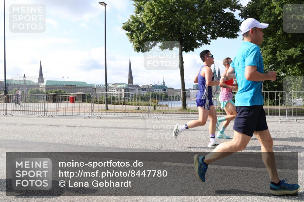 29.06.2025 - hella hamburg halbmarathon Lena Gebhardt http://msf.ph/oto/8447780 29.06.2025 09:53:39 Lombardsbrücke 1466, 1558, 1750, 1759, 2234, 2270, 2365, 2402, 2516, 2623, 2823, 2890, 2937, 3004, 3146, 3186, 3414, 4091, 4140, 4247, 4310, 4553, 4949, 5022, 5115, 5362, 5460, 5532, 5623, 5624, 5650, 5692, 6071, 6203, 6282, 6309, 6375, 6388, 6460, 6575, 6903, 7167, 7204, 7322, 7385, 7448, 7450, 7480, 7734, 7765, 8023, 8063, 8269, 9030, 9043, 9126, 9626, 9633, 9723, 9965, 10792, 11077, 11936, 13009 meine-sportfotos.de